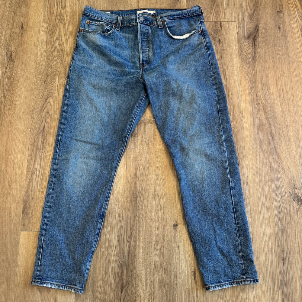 Levi's Women's wedgie Straight Leg Jeans in Medium Blue Wash
